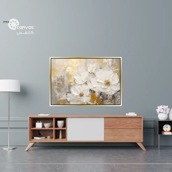لوحة زهور بيضاء مع خلفية ذهبية