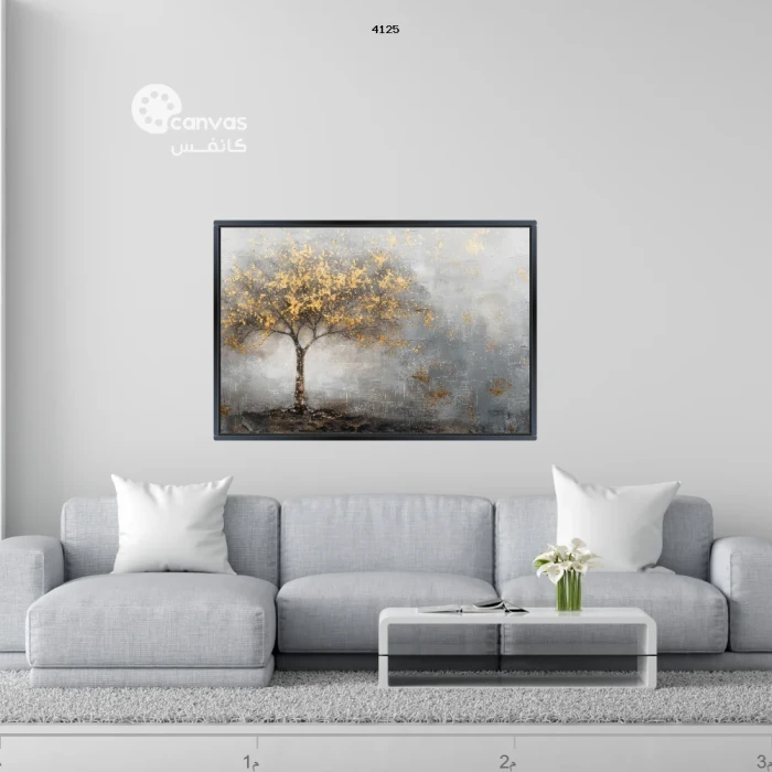 شجرة ذهبية في مشهد ضبابي