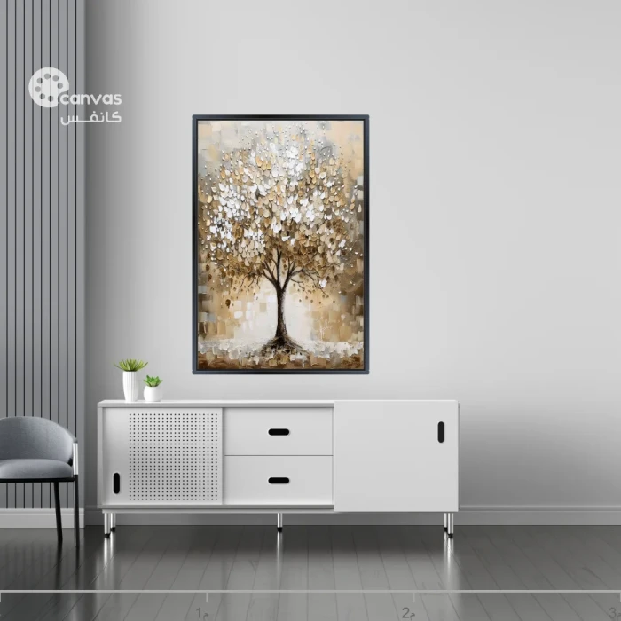 شجرة تحت أضواء ذهبية وبيضاء