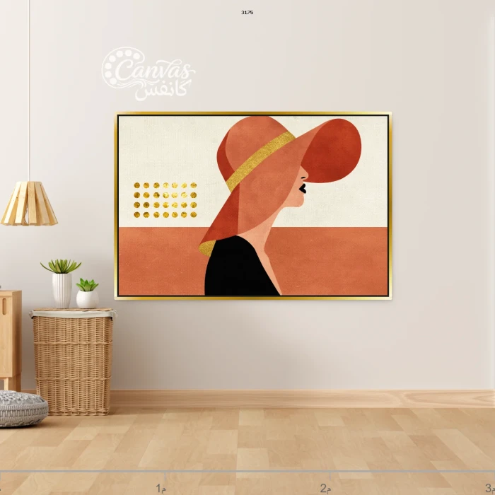 امرأة ترتدي قبعة في منظر معاصر