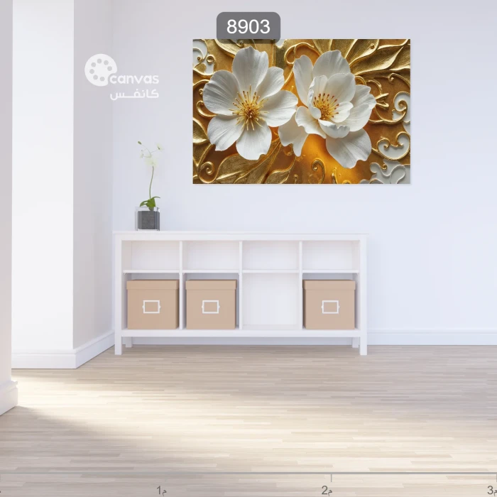 لوحة زهور بيضاء بتفاصيل ذهبية