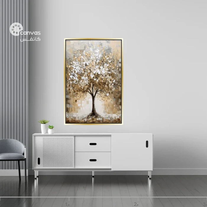 شجرة تحت أضواء ذهبية وبيضاء