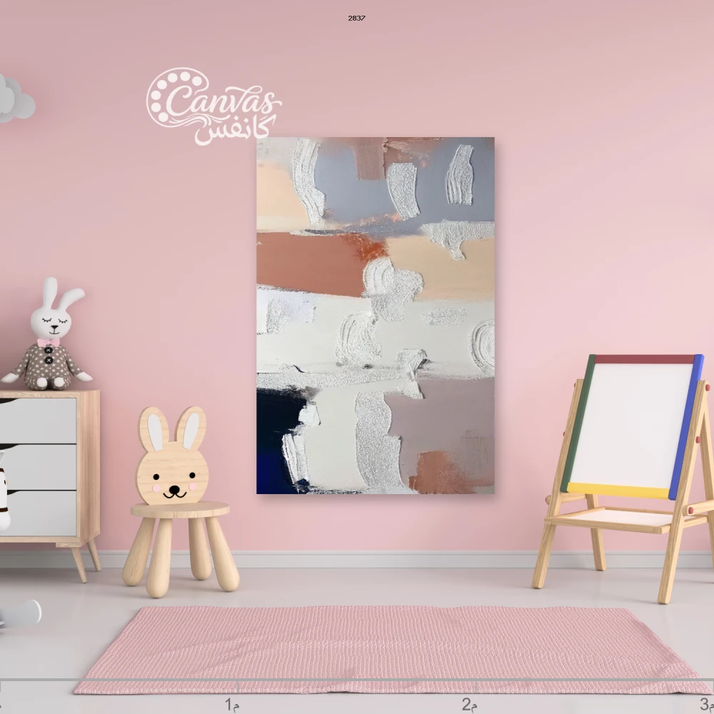 لوحة تجريدية بألوان هادئة على جدار وردي