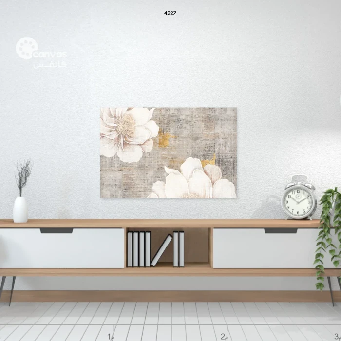 لوحة زهور بيضاء على خلفية رمادية