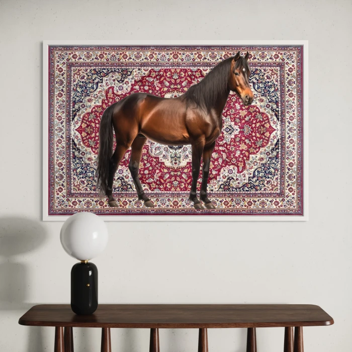 حصان واقف أمام سجادة مزخرفة