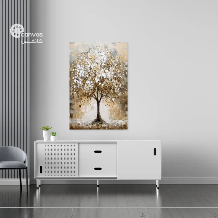 شجرة تحت أضواء ذهبية وبيضاء