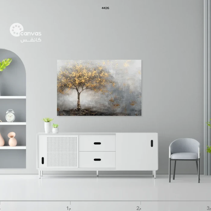 شجرة ذهبية في مشهد ضبابي