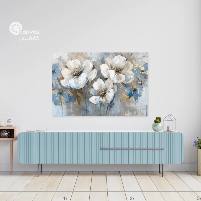 لوحة زهور بيضاء مع تفاصيل زرقاء