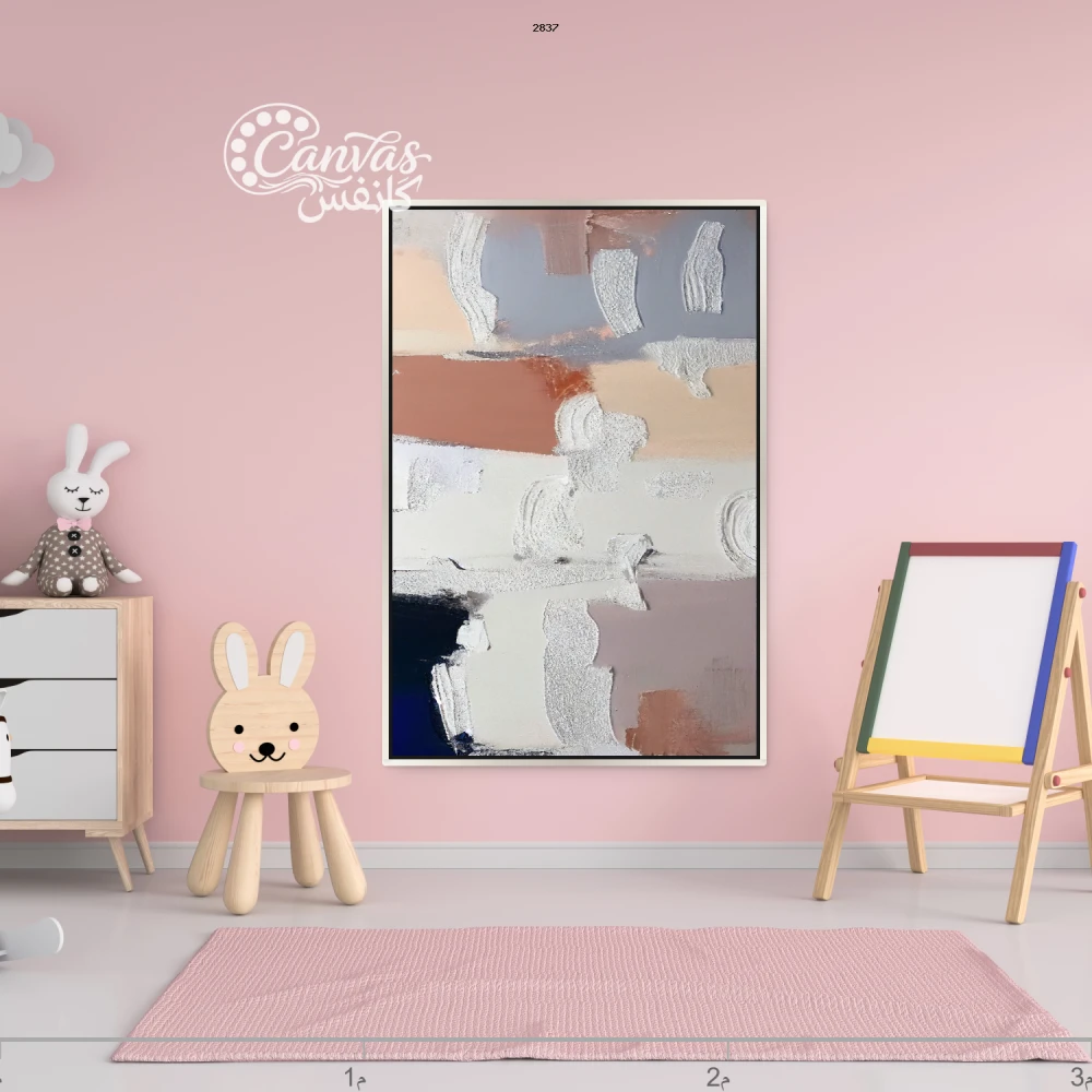 لوحة تجريدية بألوان هادئة على جدار وردي